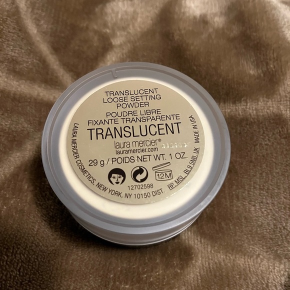 Laura Mercier Translucent Loose Setting Powder - Picture 3 of 5